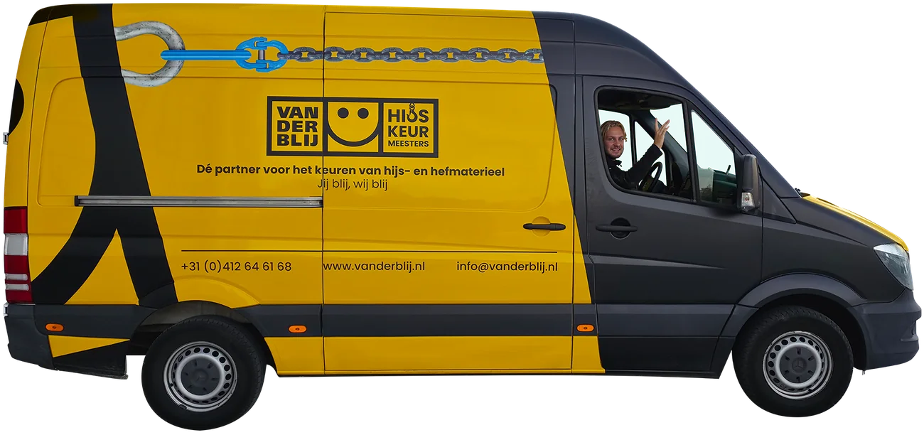 Hijskeurmeesters 2 Gele Hijskeurmeesters-bus van Van der Blij met een keurmeester achter het stuur