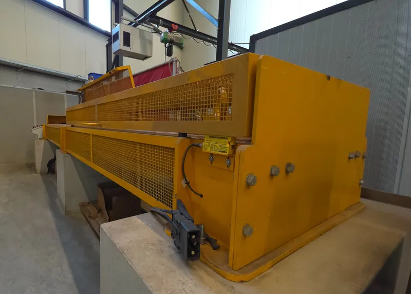 Hijskeurmeesters 6 Horizontale trekbank van 60 ton in de werkplaats in Oss voor het keuren van kettingwerk en harpsluitingen